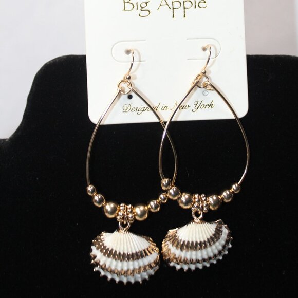 NWT Gold Tone and Shell Dangle Loop Earrings - Picture 5 of 7
